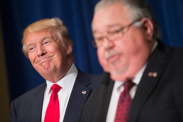 Sam Clovis (t.h.) sem Trump skipaði sem yfirvísindamann landbúnaðaráðuneytisins síns telur loftslagsvísindi rusl.