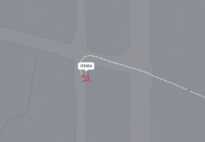 Flugvélin fór út af brautinni um klukkan 17.30.