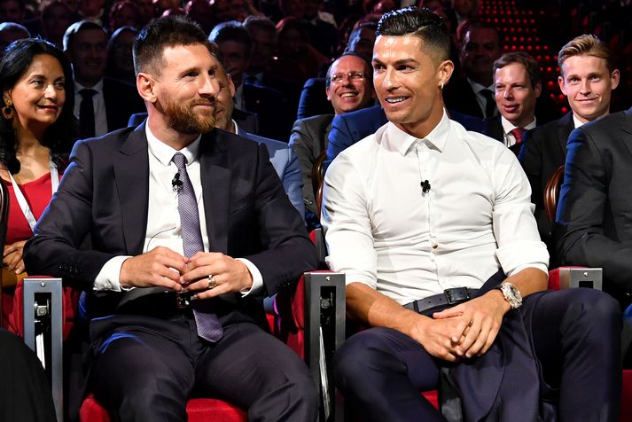 Lionel Messi og Cristiano Ronaldo sjást hér hlið við hlið á verðlaunahátið UEFA fyrir nokkrum árum.