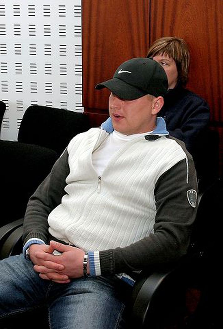 Romas Kosakovskis í héraðsdómi Drakk eina af þeim sex flöskum sem hann reyndi að smygla inn til landsins í febrúar. Hinar fimm flöskurnar innhéldu sterkan amfetamínbasa og brennisteinssýru.  
