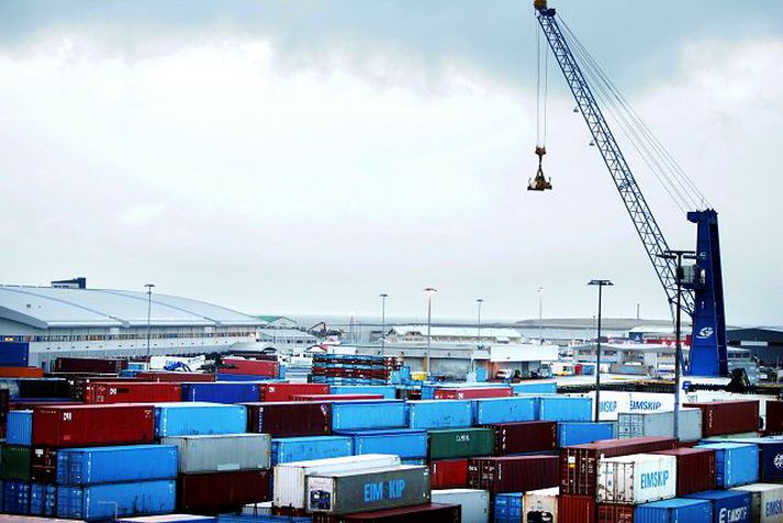 Innflutningshöfnin í Sundahöfn. Tollgæslan getur aðeins rannsakað um eitt prósent þeirra 200 þúsund gáma sem hingað berast á ári hverju.Fréttablaðið/Hari