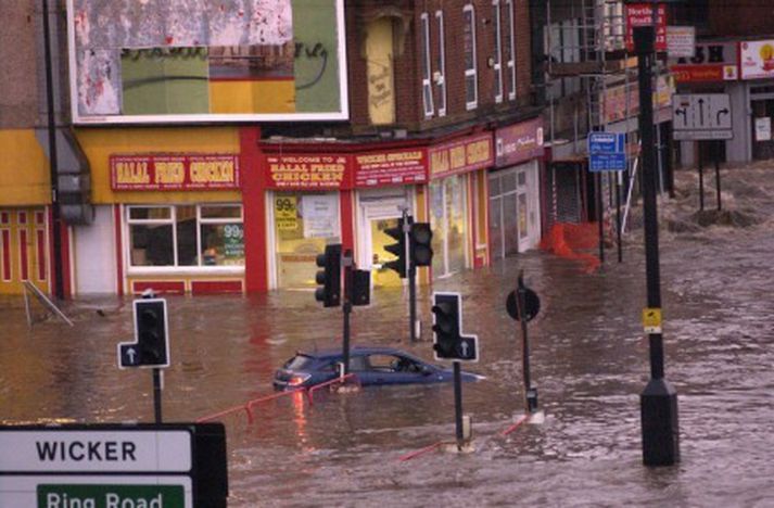 Stræti Sheffield á Englandi fóru á kaf í dag.