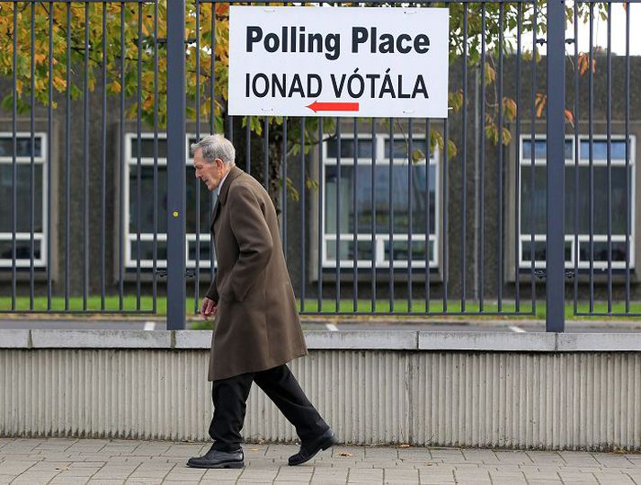 Kosningadagur Eldri maður í Dublin á leið til kjörstaðar.nordicphotos/AFP