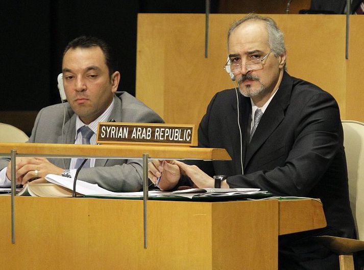 Bashar Ja‘afari, sendiherra Sýrlands, hægra megin á myndinni, fylgist brúnaþungur með umræðum.