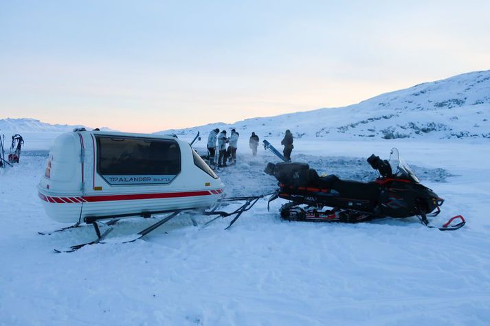 Sjúkrasleðinn er dreginn áfram af hefðbundnum vélsleða. Gæti svona tæki gagnast á Íslandi?