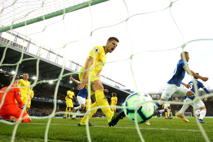 Azpilicueta þurfti að horfa á eftir boltanum tvisvar í netið á Goodison Park