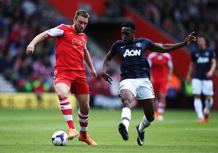 Danny Welbeck í baráttunni við Rickie Lambert, félaga sinn í enska landsliðinu.