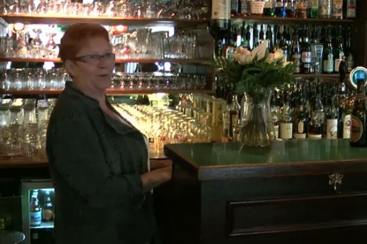 Glæpaklíka hafði samband við hina sextíu og sjö ára gömlu Jane Pedersen, sem rekur Café Víking í Kaupmannahöfn, og krafðist peninga.
