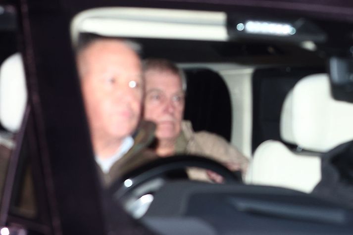 Andrew í aftursæti bílsins sem flutti hann af lögreglustöðinni.