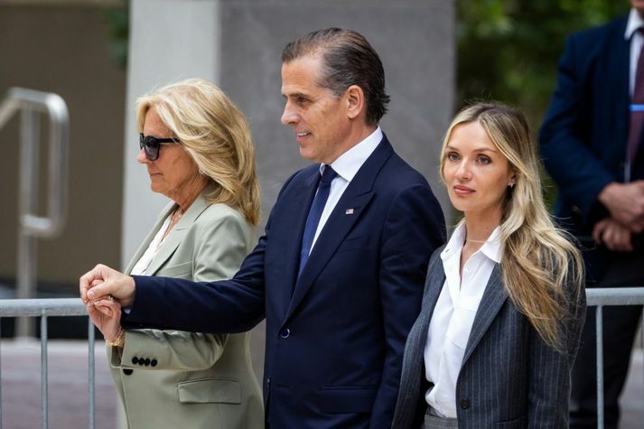 Hunter Biden með eiginkonu sinni Marissu Cohen Biden (t.h.) og Jill Biden, stjúpmóður sinni og forsetafrú (t.v.), eftir að hann var sakfelldur í gær.