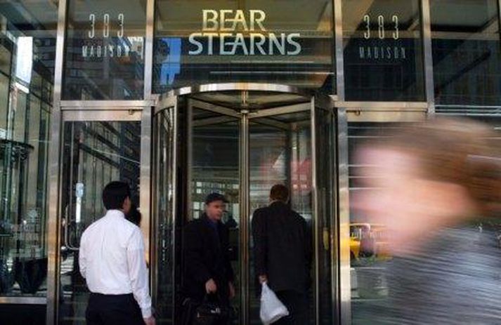 Fólk gengur framhjá höfuðstöðvum Bear Stearns en gengi bréfa í bankanum hefur fallið gríðarlega í morgun.