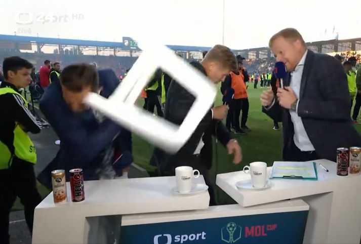 Garðsstól var kastað í átt að sjónvarpsmönnum.