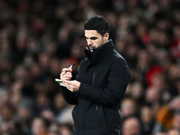 Arteta einbeittur á hliðarlínunni.