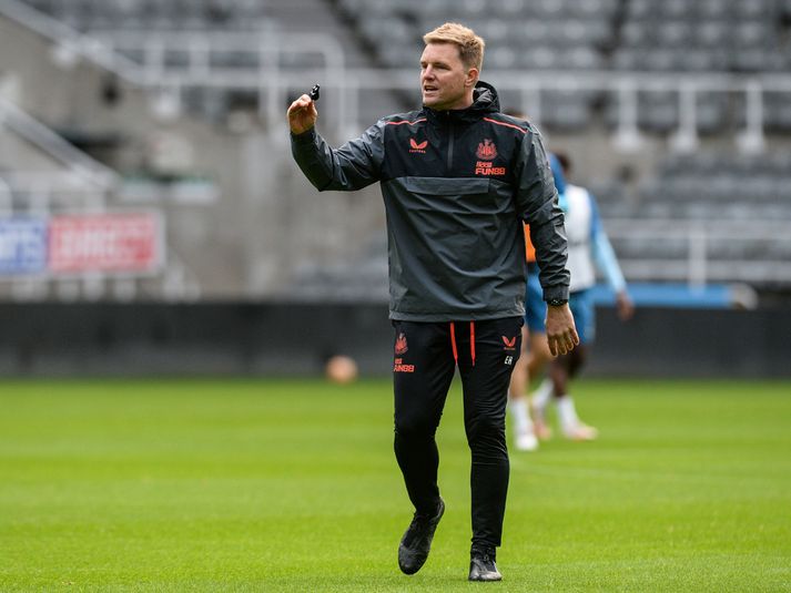 Eddie Howe, knattspyrnustjóri Newcastle, spyr sig hvort að það sé sanngjarnt að sumum leikjum sé frestað vegna kórónuveirunnar, en ekki öðrum.