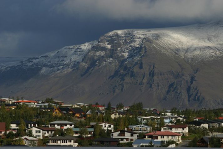 Esjan gnæfir tignarleg yfir höfuðborgina.