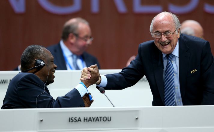 Issa Hayatou og Sepp Blatter í góðum degi.