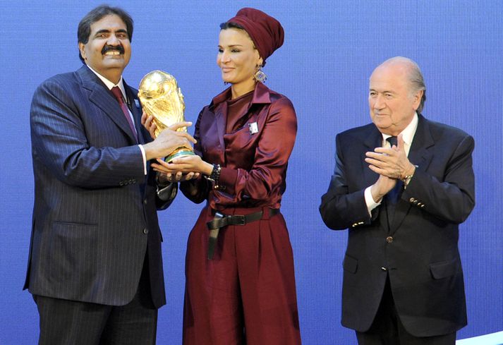 Katar var úthlutað HM 2022 árið 2010. Hér er Sepp Blatter, forseti FIFA, með þáverandi emír Katar og eiginkonu hans.
