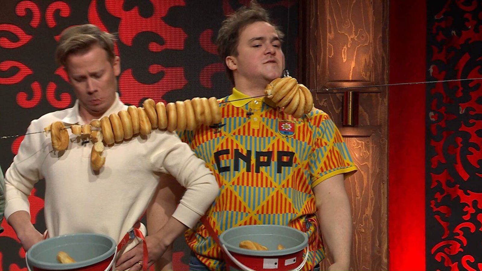 Söfnuðu kleinuhringjum ofan í fötu með skraut­legri að­ferð