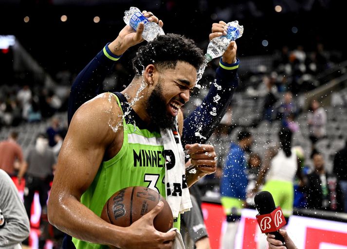 Karl-Anthony Towns fær hér smá sturtu í leikslok enda þurfti að kæla hann aðeins niður eftir þessa mögnuðu frammistöðu hans í nótt.