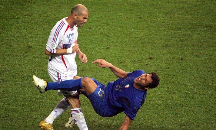 Zidane er hér nýbúinn að skalla Materazzi.
