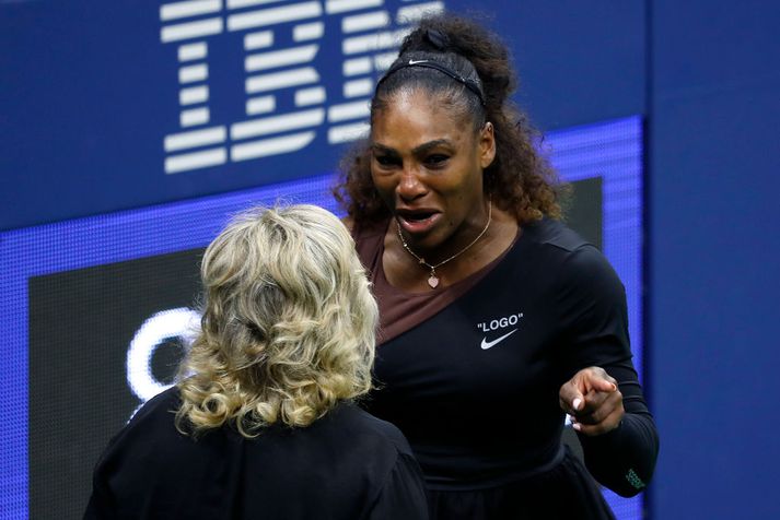 Serena Williams brást í grát þegar dómarinn gaf Osaka heilan leik vegna þriðja brots Serenu, þegar hún kallaði hann þjóf. Williams ræddi við yfirdómara mótsins sem ákvað að gera ekkert í málinu.