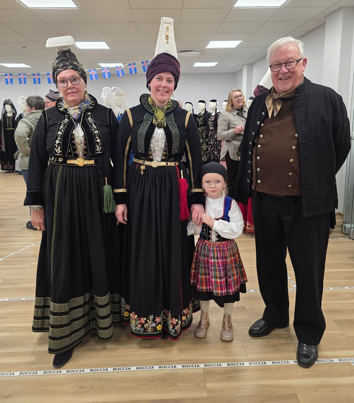 Þessi glæsilega fjölskylda tók þátt í hátíðarhöldunum á Selfossi og á Eyrarbakka um helgina í þjóðbúningunum sínum en þau búa öll á Seltjarnarnesi. Yngst er Emma Þórey Sindradóttir, fimm ára, svo er það mamma hennar, sem heitir Kristbjörg Pálsdóttir og svo foreldrar hennar, sem eru þau Ásdís Björgvinsdóttir og Páll Árni Jónsson.