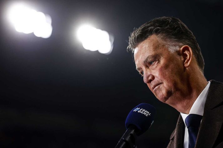 Louis Van Gaal ræðir við fjölmiðla eftir síðasta landsleik Hollendinga á móti Þjóðverjum. Þá vissi enginn þar að hann væri veikur.