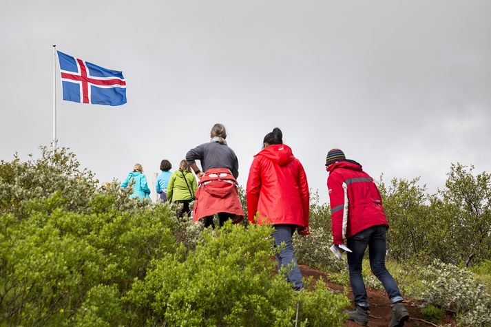 Ekki er vitað hvort þessir ferðamenn sem Vísir rakst á við Kerið á dögunum séu marktækt óánægðari en þeir voru fyrir ári.