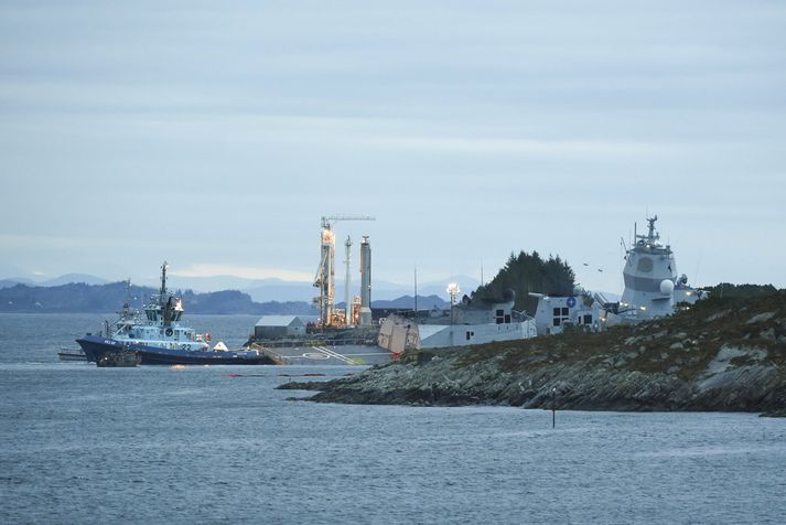 Á myndum má sjá að mikið gat er á freigátunni og slagsíða á skipinu.