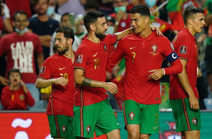 Bruno Fernandes og Cristiano Ronaldo þurfa eru á leið í úrslitaleik gegn Serbum um efsta sæti A-riðils.