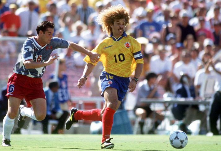 Carlos Valderrama á hörkuspretti með Bandaríkjamanninn John Harkes í eftirdragi á HM 1994.