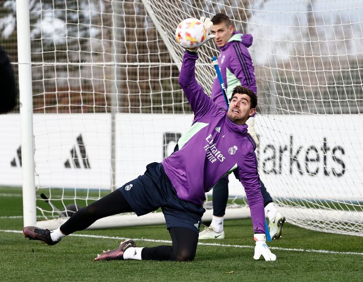 Thibaut Courtois verður fjarri góðu gamni stærstan hluta tímabilsins. Andriy Lunin sem fylgist hér með honum mun standa í amrki Madrídinga.