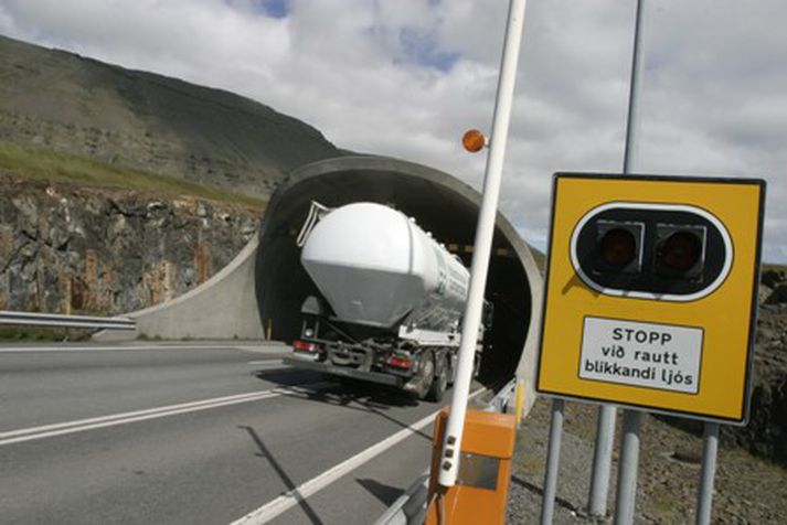 Hvalfjarðargöngin hafa verið opnuð aftur.