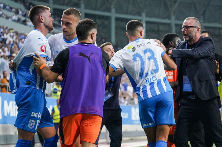 Það voru læti á hliðarlínunni í leik Universitatea Craiova og Istanbul Basaksehir enda var vallarþulurinn búinn að æsa gestina mikið upp.