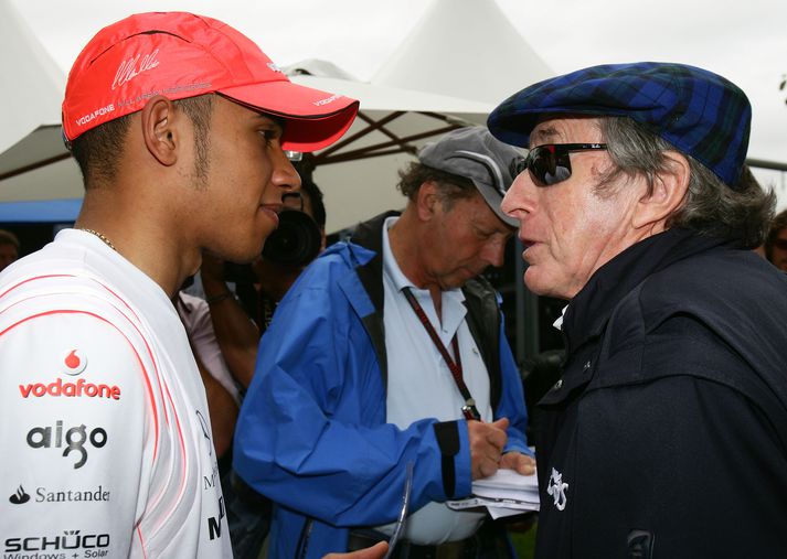 Lewis Hamilton ræðir við Jackie Stewart, þrefaldan meistara í Formúlu 1. Hamilton vill þrjá titla svo hann vinni sér inn McLaren sportbíl.