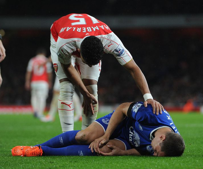 Phil Jagielka liggur hér sárþjáður í grasinu.