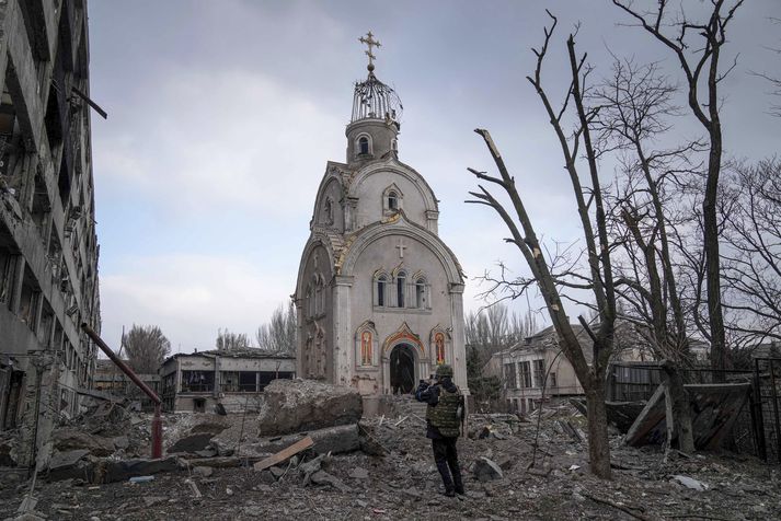 Kirkja í Mariupol sem skemmdist en stendur þó enn eftir sprengjuárásir Rússa á borgina.