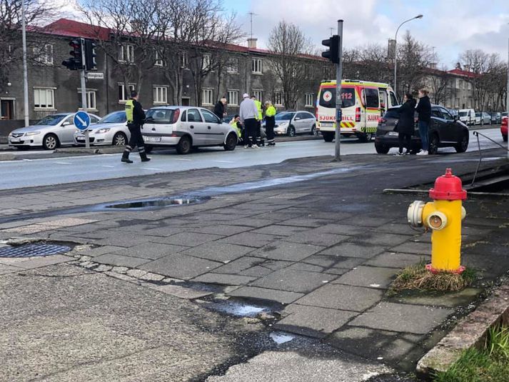 Frá slysstað á Hringbraut á föstudaginn langa. Drengurinn var fluttur á slysadeild með minniháttar meiðsl.