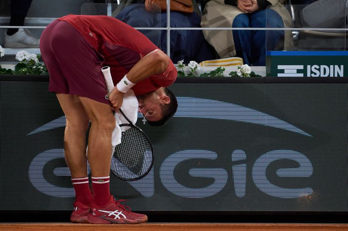 Þreyttur Novak Djokovic í leiknum í nótt og skal engan undra.