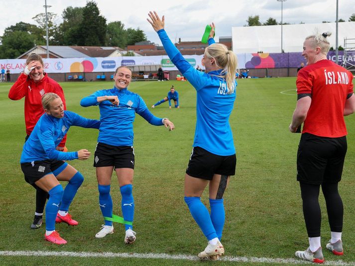 Afmælisbarnið Sif Atladóttir skemmti sér og öðrum að vanda. Hér eru hún og Gunnhildur Yrsa Jónsdóttir eitthvað að braska.