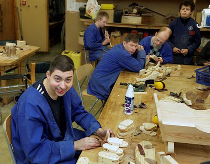 Nokkrir starfsmenn Ásgarðs taka til hendinni. Mynd/ Stefán.