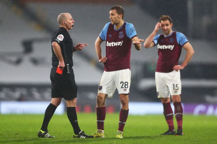 Dómarar geta gert mistök, jafnvel þegar þeir mega skoða endursýningar, og sú varð raunin á dögunum þegar Mike Dean rak West Ham manninn Tomas Soucek af velli.