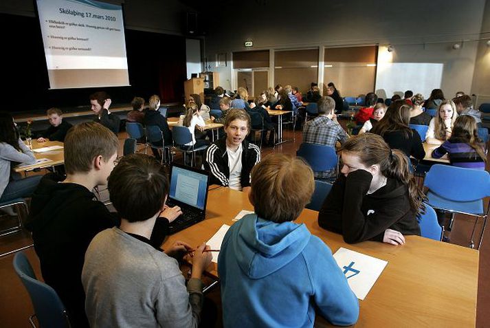 Færri nemendur heltust úr lestinni í framhaldsskólum landsins árið 2009 en undanfarin ár. Möguleg skýring gæti verið slæmt ástand á vinnumarkaði.fréttablaðið/gva