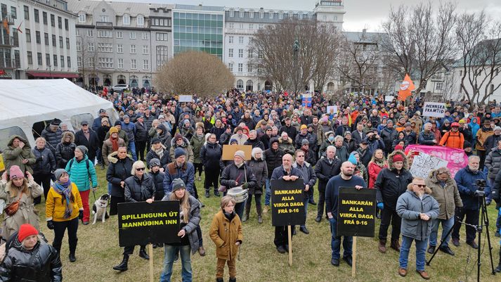 Nokkur hundruð manns voru saman komin á Austurvelli en mótmælin hófust klukkan tvö í dag.