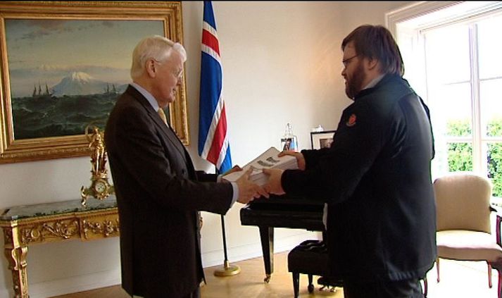 Ólafur Ragnar tekur hér við undirskriftunum.