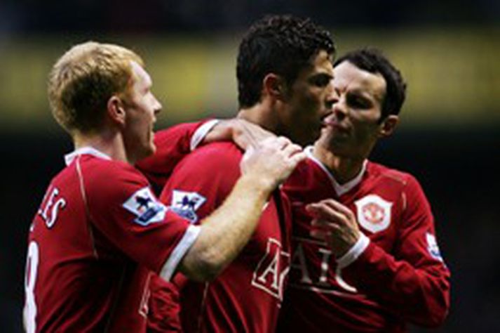Markaskorararnir þrír hjá United fagna hér fyrsta marki Ronaldo á White Hart Lane í dag