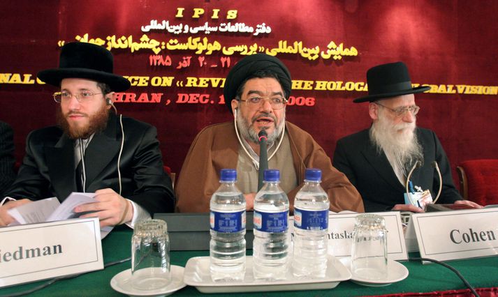 Æðstiklerkur Írans ásamt tveimur ráðstefnugestum Til ráðstefnunnar í Teheran mætti hópur gyðinga, sem er á móti því að þjáningar gyðinga í helförinni séu notaðar til þess að réttlæta tilveru og framferði Ísraelsríkis.