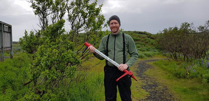 Guðmundur Ingi Guðbrandsson umhverfisráðherra gróðursetti tré í dag ásamt öðru starfsfólki umhverfis- og auðlindaráðuneytisins.