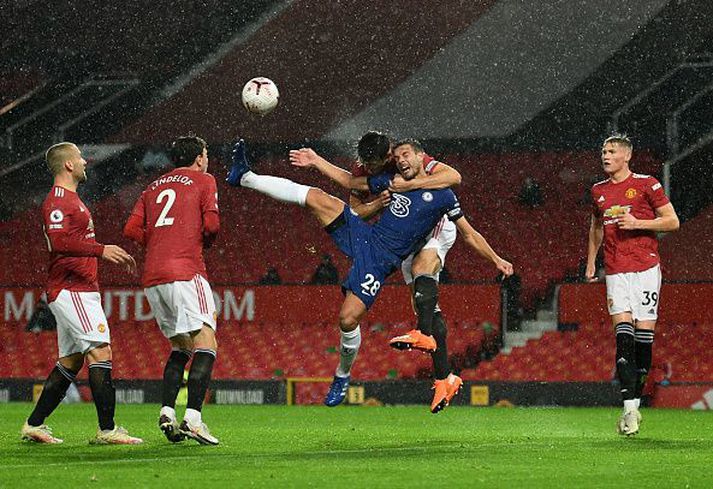 Maguire heldur í fyrirliða Chelsea. Ekkert var dæmt.