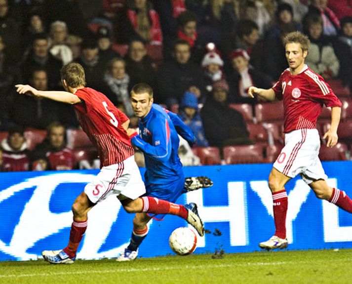 Theódór Elmar Bjarnason var einn skásti leikmaður Íslands í dag. Hér á hann í höggi við tvo Dani.